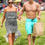 Mario Lopez és felesége, Courtney Mazza elmennek a strandról