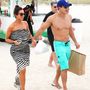 Mario Lopez és felesége, Courtney Mazza elmennek a strandról