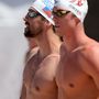Michael Phelps úszni készül (az előtérben Conor Dwyer)