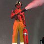 Tyson Beckford a színpadon, mint tűzoltó