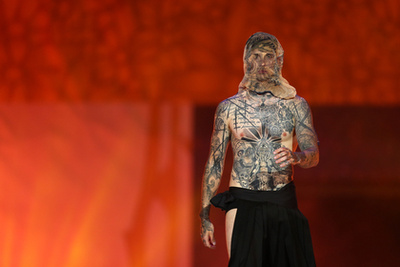 A kifutón egy tetovált modell