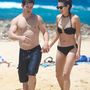 Adam DeVine a barátnőjével, Chloe Bridgeszel havajozik