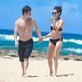 Adam DeVine a barátnőjével, Chloe Bridgeszel havajozik