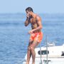 Cristiano Ronaldo nyaralni van, egy yachton fotózták le. Amiről talpast ugrik a vízbe és befogja az orrát közben