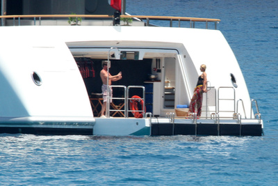 Paris Hilton és Thomas Gross az Ibiza melletti sziget, Formentera környékén hajózgat
