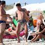 Juan Iturbe a haverokkal szórakozik a strandon
