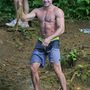 Na és most sok fotó arról, ahogy Zac Efron rácsimpaszkodik a kötélre és beleng a tó fölé