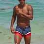 Shemar Moore fürdőnadrágban pózol a strandon Miamiban