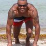 Shemar Moore fürdőnadrágban pózol a strandon Miamiban