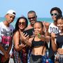 Shemar Moore rajongókkal fényképezkedik a strandon Miamiban