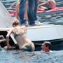 Antonio Banderas és új barátnője, Nicole Kimpel hajózik, hajóról fürdik
