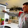Danny Davidson előveszi a napi adag anyatejet a hűtőből