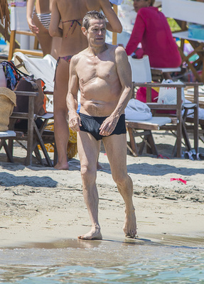 Íme Willem Dafoe ma, azaz pontosabban július 27-én, amikor is az olaszországi Salentóban nyaralt a feleségével