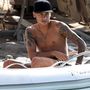 Neymar a csónakban ejtőzik