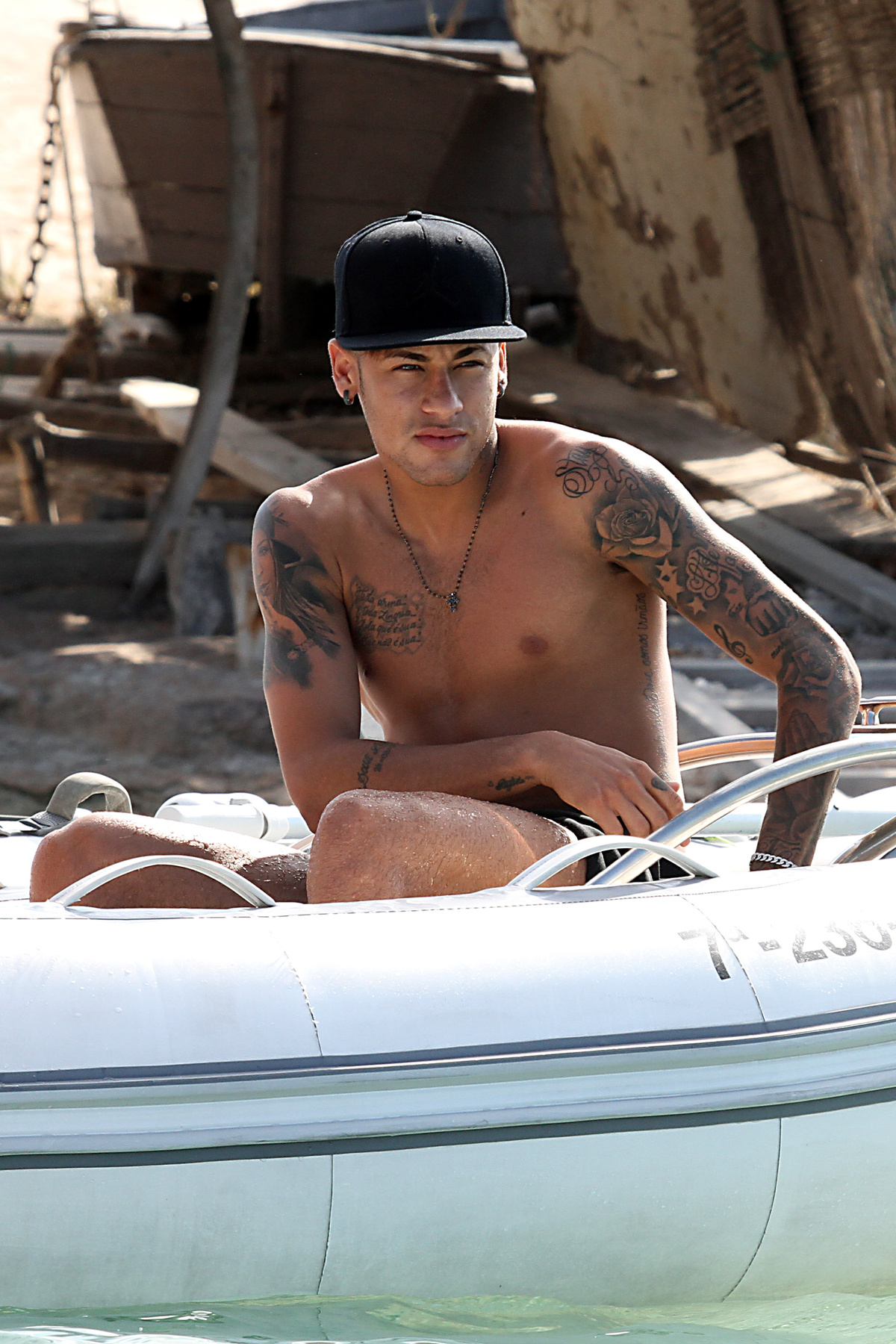 Neymar nem egyedül nyaral