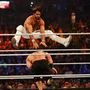 Seth Rollins átugrik John Cena fölött