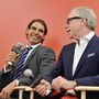 Rafael Nadal és Tommy Hilfiger még szépen felöltözve mondja a beszédet