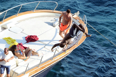 Balotelli, kislánya, annak anyja és a családtagok együtt nyaralnak – itt nem nagyon értjük, hogy mi történik