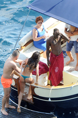 Balotelli, kislánya, annak anyja és a családtagok együtt nyaralnak – itt nem nagyon értjük, hogy mi történik