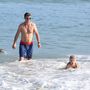 2015. július 28. Robin Thicke barátnőjével és kisfiával strandol