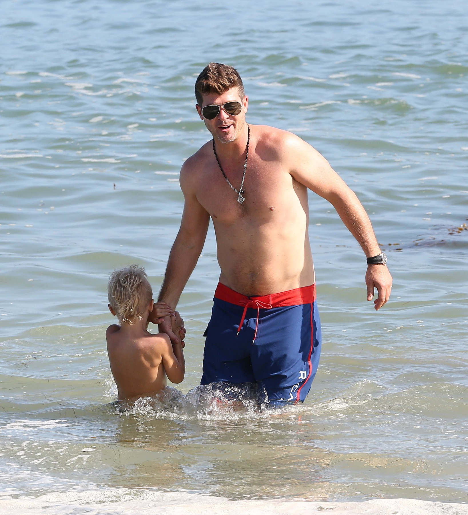 2015. augusztus 30. Robin Thicke barátnőjével és kisfiával strandol