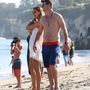 2015. július 28. Robin Thicke barátnőjével és kisfiával strandol