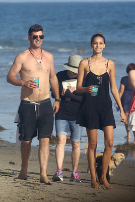 2015. augusztus 30. Robin Thicke barátnőjével és kisfiával strandol
