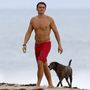 Orlando Bloom kutyával a strandon