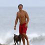 Orlando Bloom kutyával a strandon