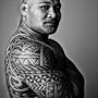 Sona Taumalolo, Tonga (ő mellesleg az ikertestvére is lehetne az előző játékosnak, még szerencse, hogy a tetoválásuk másmilyen)