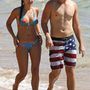 Miles Tellert utoléri a barátnője Hawaii egyik strandján