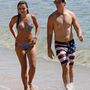 Miles Tellert utoléri a barátnője Hawaii egyik strandján