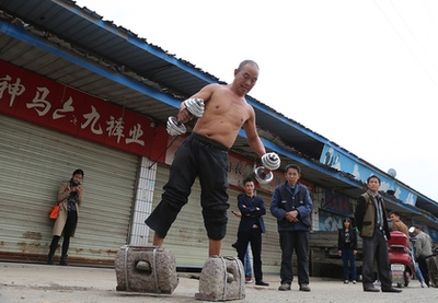 Huang Baokvan súlyzózik