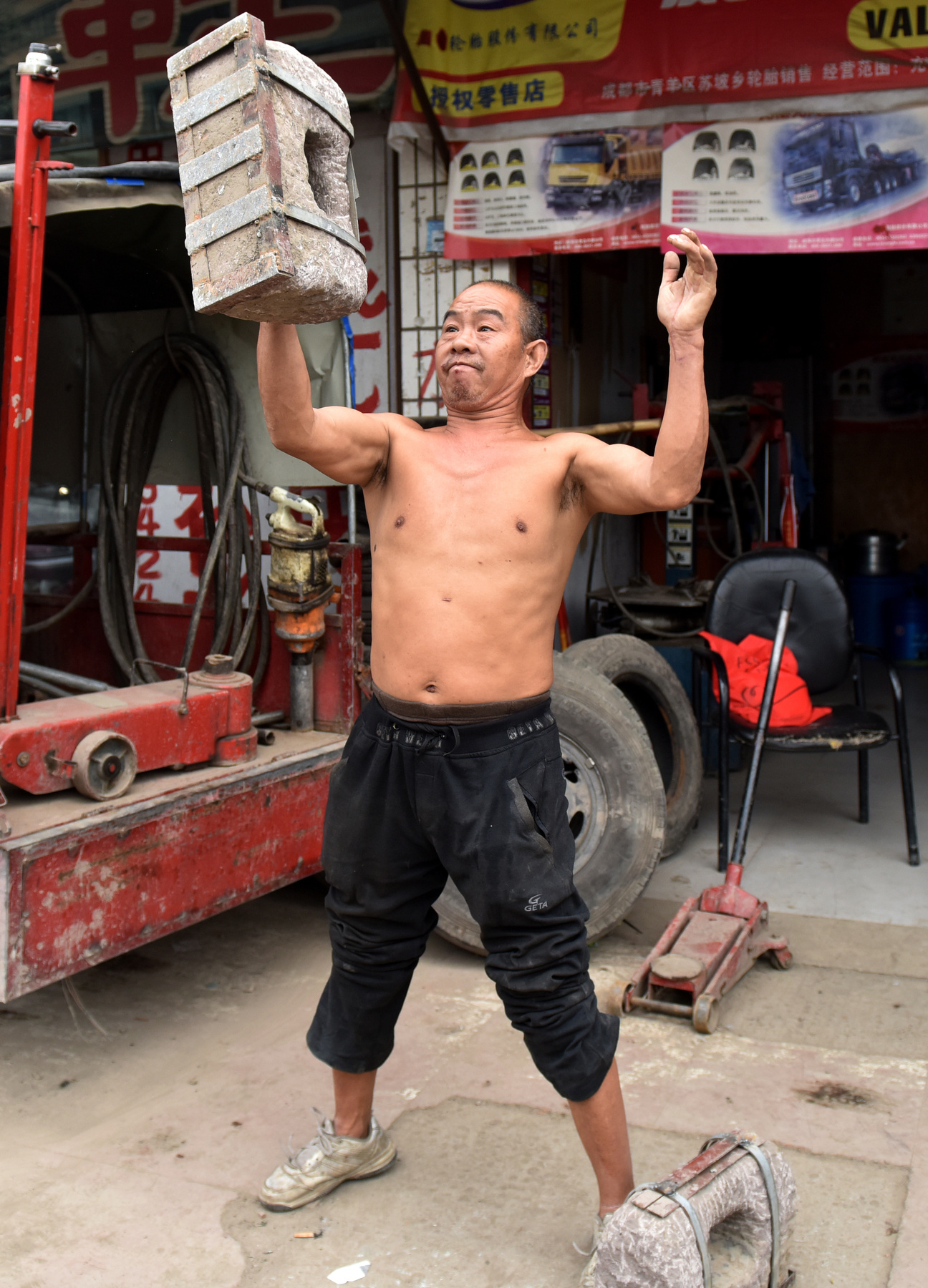Huang Baokvan súlyzózik