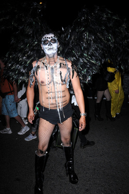 Ez pedig Nyugat-Hollywood évi rendes Halloween-karneválja