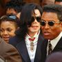 2004-ben, Michael Jackson bírósági tárgyalása után. A háttérben balra Janet Jackson, az előtérben jobbra Jermaine Jackson satírozott halántéka. De nézzék, itt még milyen szélesre hagyták a homlokát!