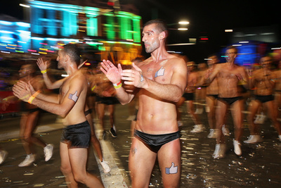 Uraim és uraim, íme a Sydney Gay & Lesbian Mardi Gras Parade!