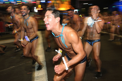 Uraim és uraim, íme a Sydney Gay & Lesbian Mardi Gras Parade!