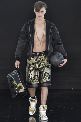 További modellek Philipp Plein divatbemutatójáról, ami szerint jövő nyáron a kosárlabdázás lesz a menő