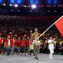 Amikor először megpillantottuk őt, éppen hozta be Tonga zászlaját  a megnyitóra.