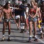 1980-ban nagyon menő volt a görkorizás. Ők éppen Venice Beachen, Los Angelesben űzték ezt a sportot. Csak a walkman hiányzik a fülükről. (Az első Walkmant 1979-ben dobták piacra.)