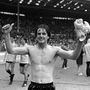Természetesen a sportfotók között is körülnéztünk. Ezen Terry Fenwick brit focista ünnepel éppen egy meccs után a Wembley stadionban 1981. május 22-én.