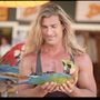 Hawaii-on azonban Fabio egy papagájt tartott a karjában.