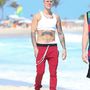 Természetesen Justin Bieber az. Elég jól látja így mindenki, hogy milyen fantasztikus teste van Justin Biebernek? Nem baj, ha nem, mert...