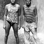 Simon Le Bon itt fürdőgatyában, mint a következő képen is, mellette John Taylor. Ez a kép még korábbi, 1983-ban készült...