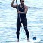 Az énekes a haverjaival nyaral Hawaii-on, ahol a szörfös evezéssel próbálkozott. 