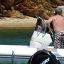 A színész Görögország partjainál mutatta meg ezt a fürdőnadrágot, ami olyan hosszú, hogy az alja rá se fért a képre.