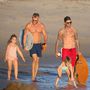 Egy haverral voltak lent Malibuban a strandon hétfőn, plusz gyerekekkel.
