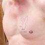 Wittrocknak van egy ilyen tetoválása. Az van a cigiző nyuszi alá írva, hogy PLAYER. Persze könnyen lehet, hogy ezt csak a forgatás idejére viseli.