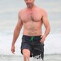Hugh Jackman jön ki a vízből a Bondi Beachen.